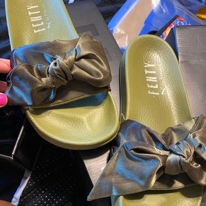 FENTY PUMA BOW SLIDE (OLIVE)